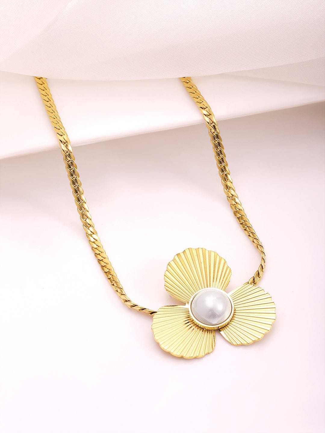 Glam Glow Pearl Floral Pendant Set
