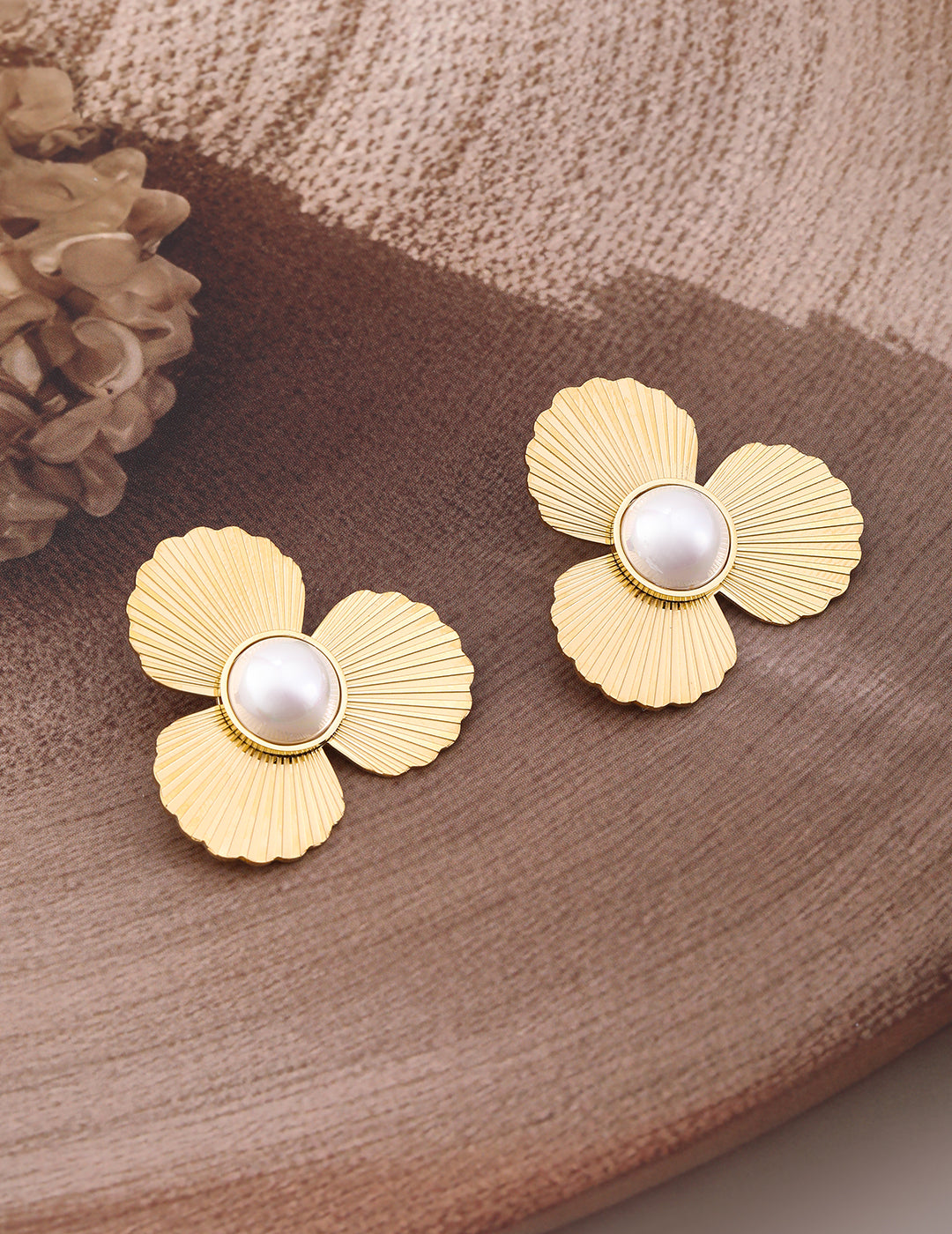 Glam Glow Pearl Floral Pendant Set