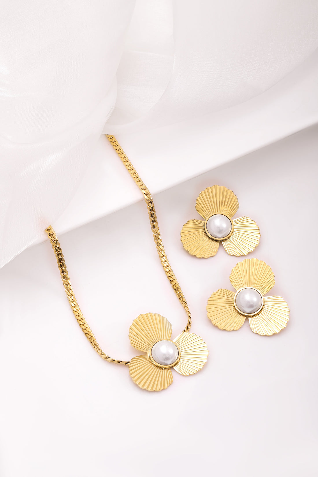 Glam Glow Pearl Floral Pendant Set